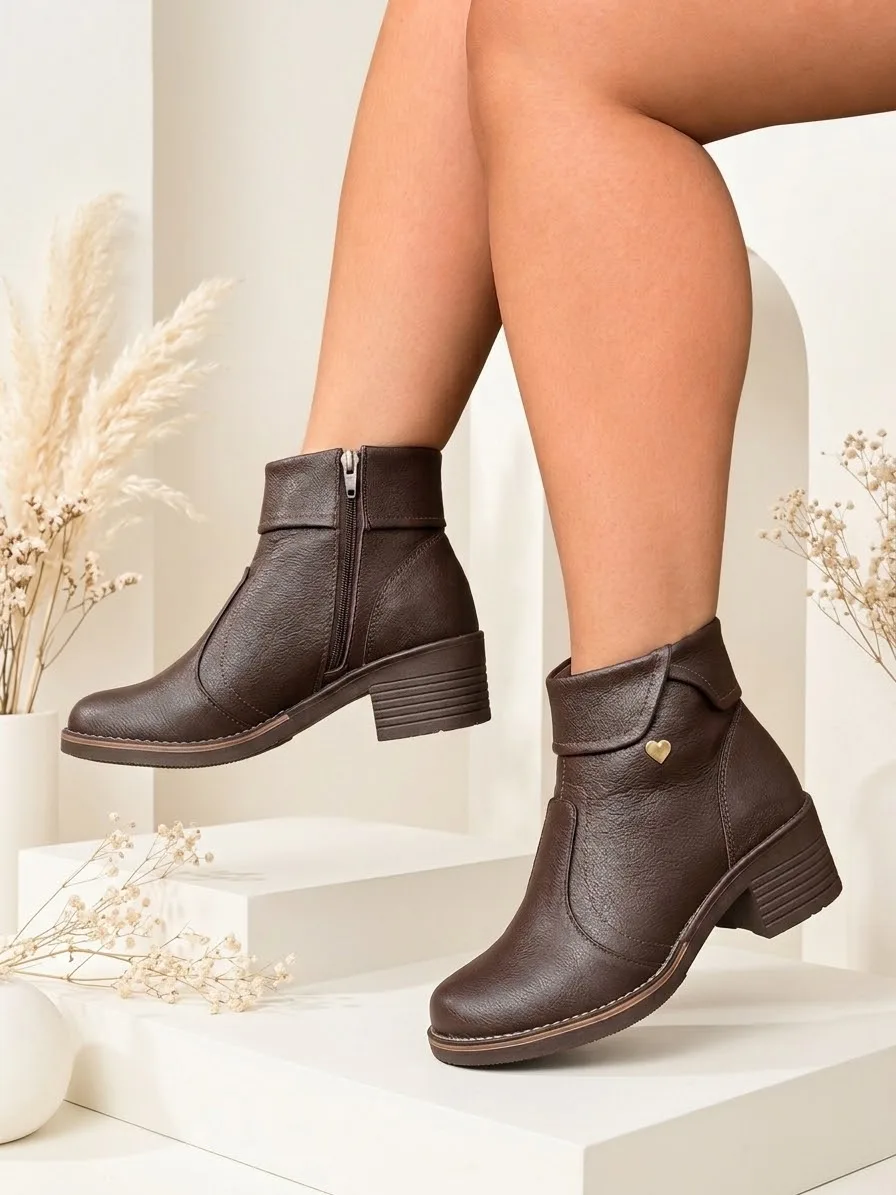 Bota Café con Detalle de Corazón