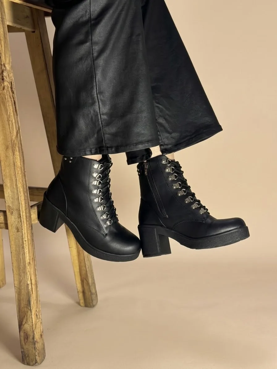 Bota Negra con Cordones